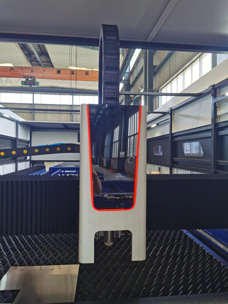 Fully Enclosed CNC Fiber Laser - đánh giá và giá Industrial Fiber Laser Cutting Machine